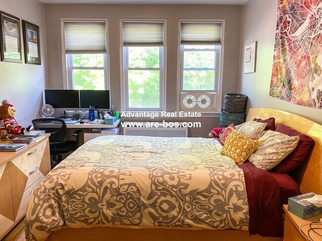 Building Photo - 2 bed 1 bath available for June 1st move i...