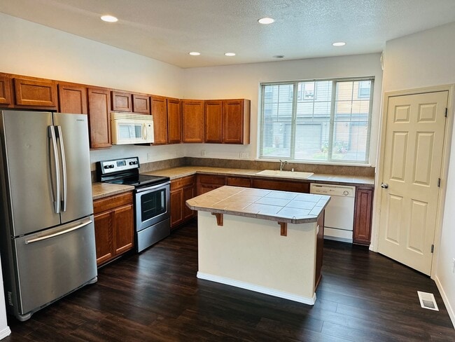 Building Photo - Charming and Updated Townhome in Convenien...