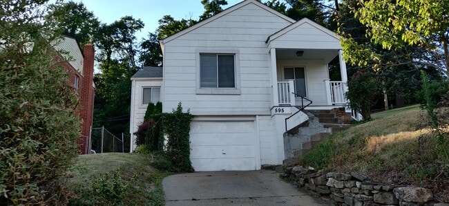 Photo - 595 Sarah St House