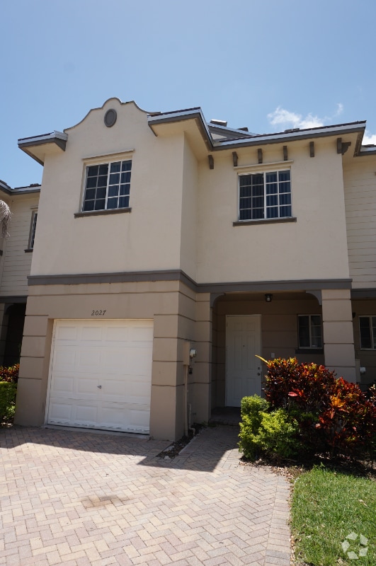 Building Photo - 2026 Nassau Dr