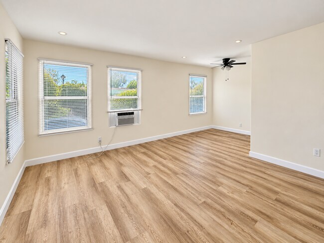 Building Photo - 528 N Rosemary Ln