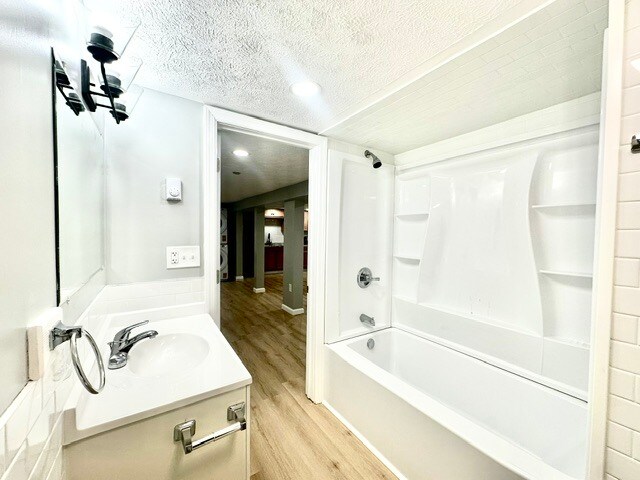 Baño completo - 133 N Main St
