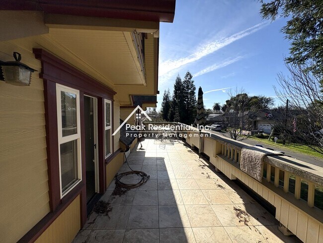 Building Photo - Charming 1bd/1ba  Victorian Duplex