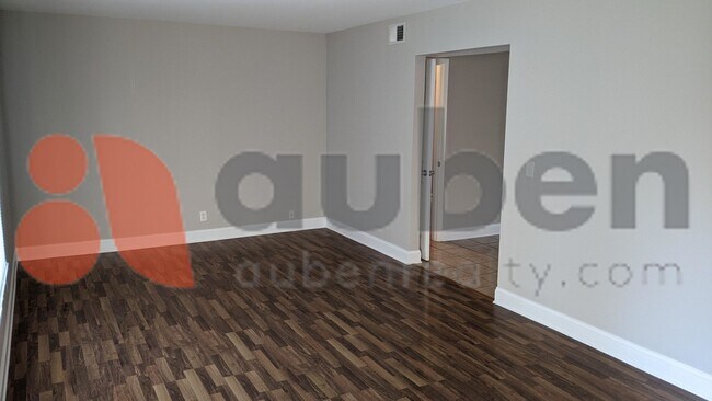 Foto del edificio - 4 Bedroom 1 Bathroom! Pet Friendly!