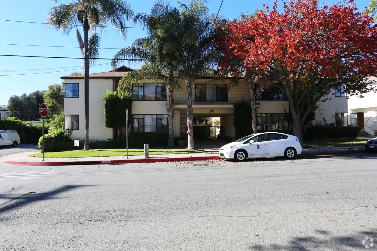 Foto del edificio - 905 N Sweetzer Ave