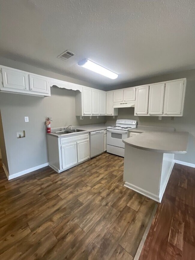 Building Photo - Renovated 3 Bedroom 2 Bath Home for Rent!