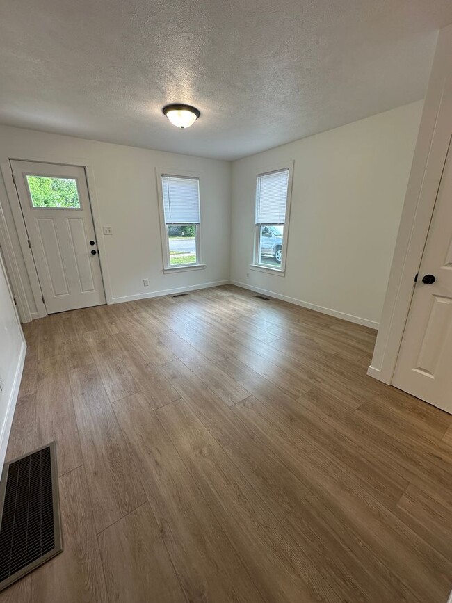 Foto del edificio - 3 Bed, 1 Bath Remodeled House in Goshen