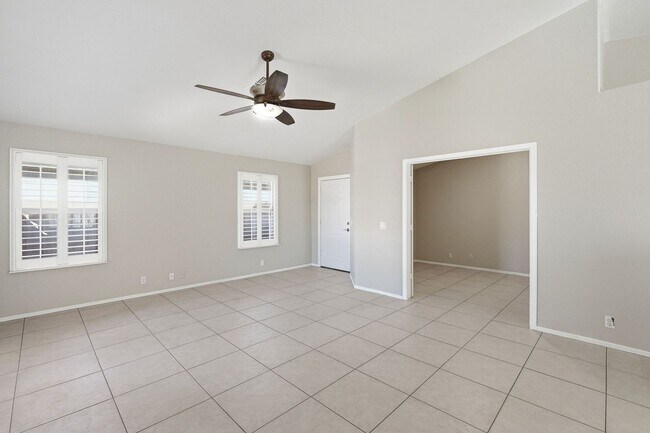 Foto del edificio - Three bedrooms PLUS Den! Ready to Move In