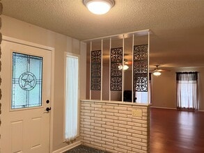 Building Photo - 401 Oakhill Dr