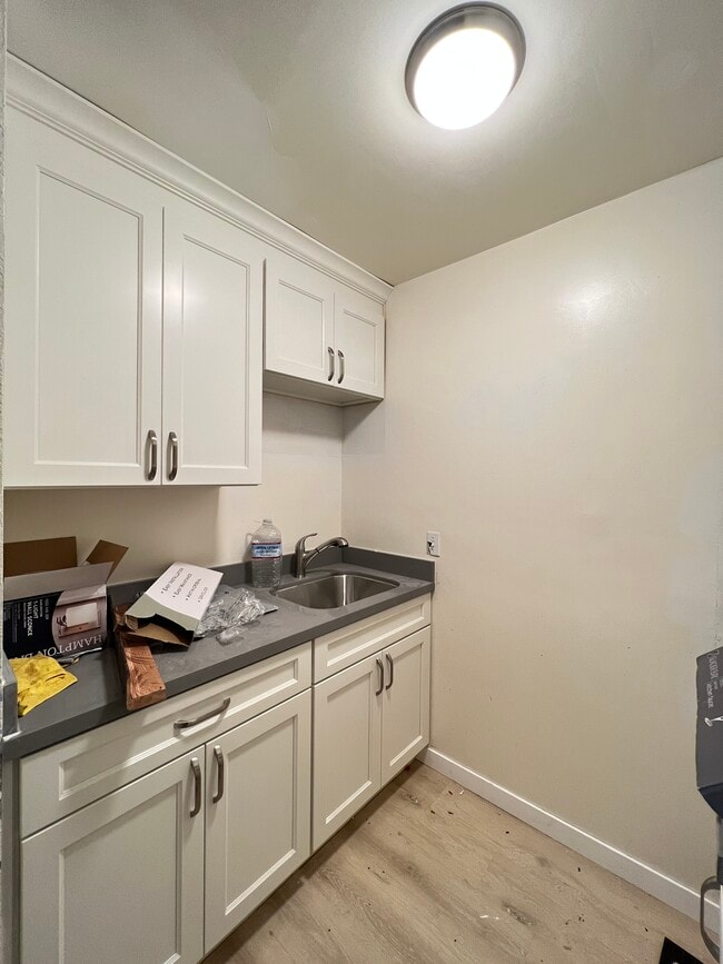 Kitchen - 2555 Le Conte Ave