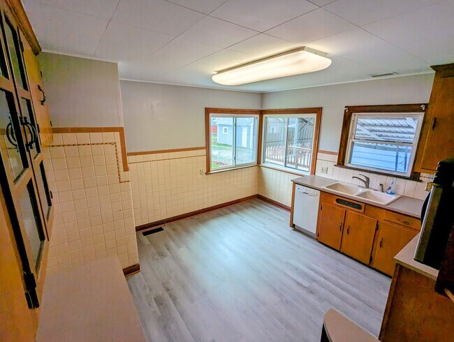 Foto del edificio - Beautiful 3 bedroom home with covered fron...