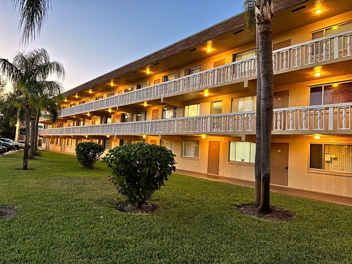 Foto principal - 600 Village Green Ct