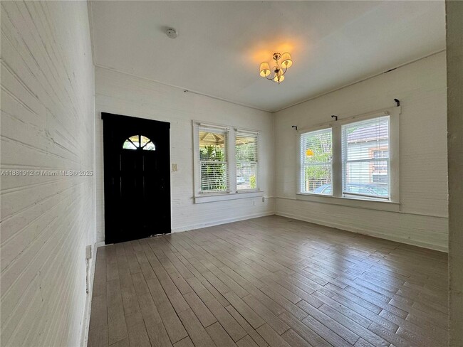 Foto del edificio - 109 Frow Ave