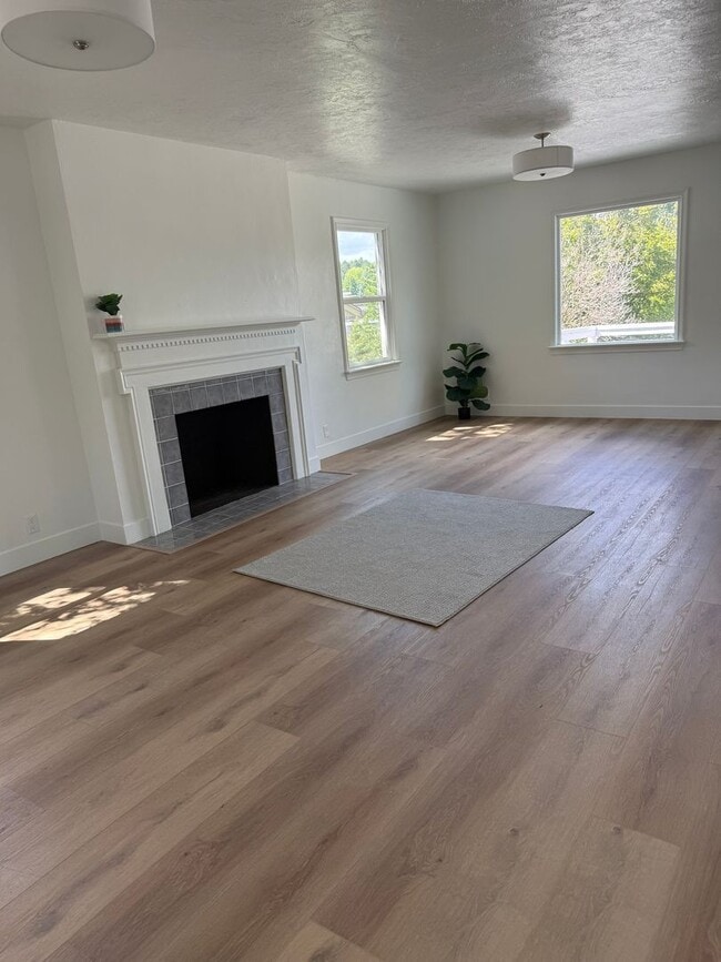 Building Photo - Beautiful 4 bed 3 bath