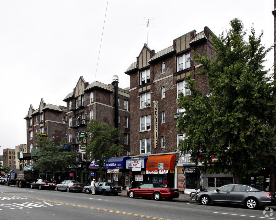 Primary Photo - 1,3,5 Post Avenue