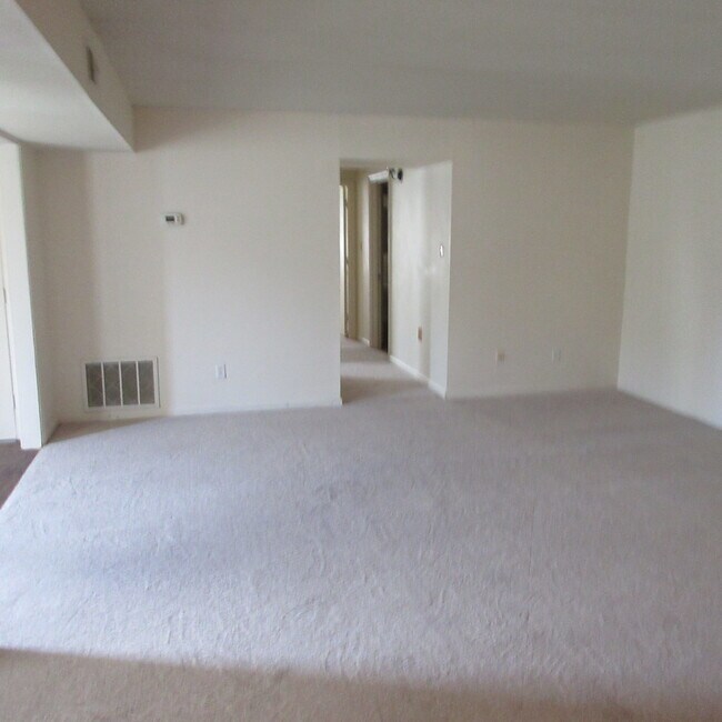 Building Photo - 19 Spring Ct