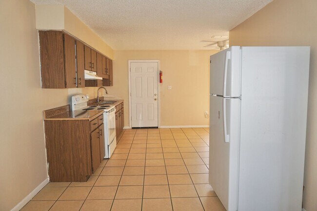 Building Photo - 2571 Elm Ave