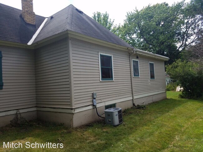 Building Photo - 3 br, 1 bath House - 724 4th St. SE