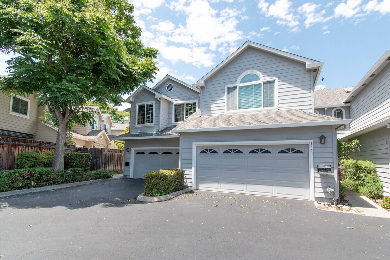 Foto principal - Amazing Downtown Campbell Location * Hardw...