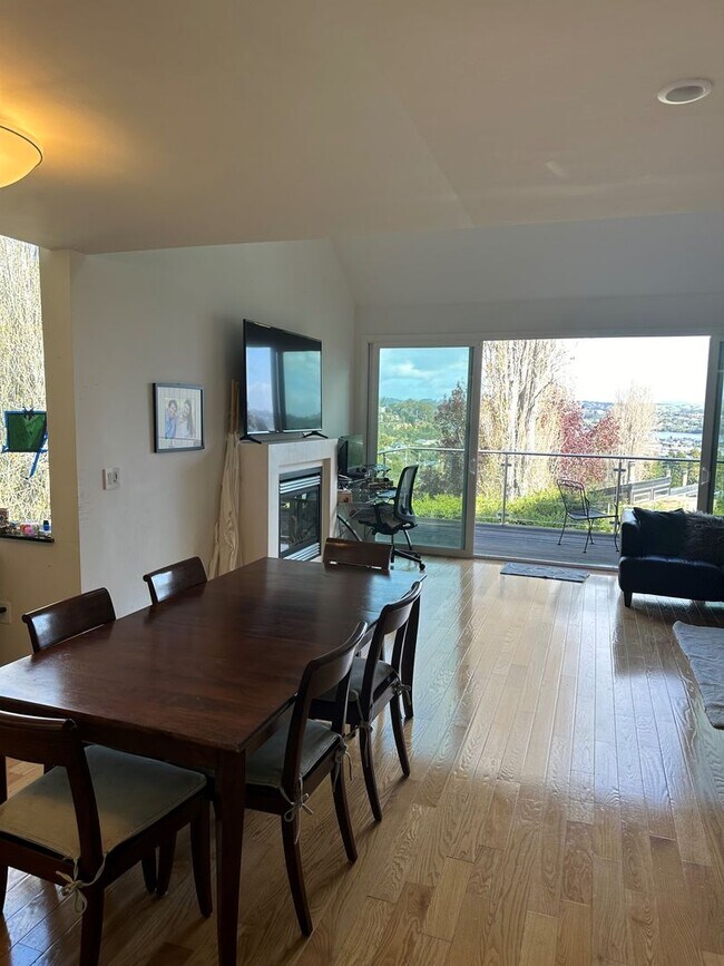 Building Photo - WONDERFUL THREE BEDROOM UPDATED TOWNHOUSE ...