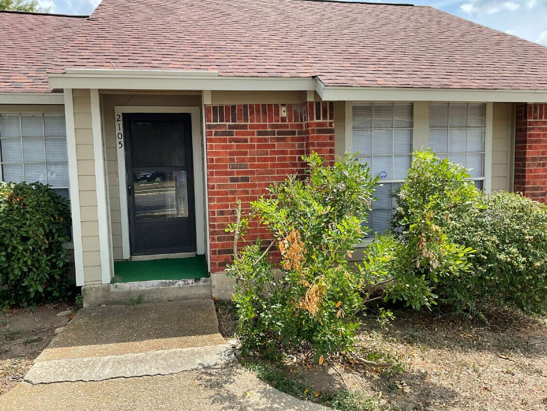 Primary Photo - Beautiful Townhome in nice neighborhood - ...