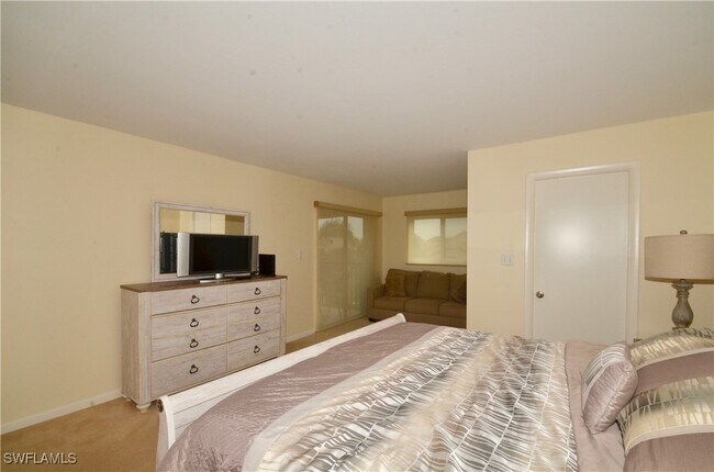 Foto del edificio - 555 Park Shore Dr