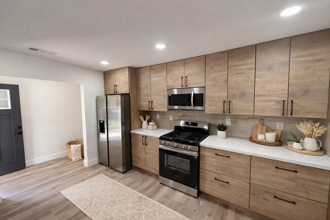 Foto del edificio - Minutes from Campus with Scenic Overlook Views! 6 Bed! (Lease out, pending signatures. Check back...