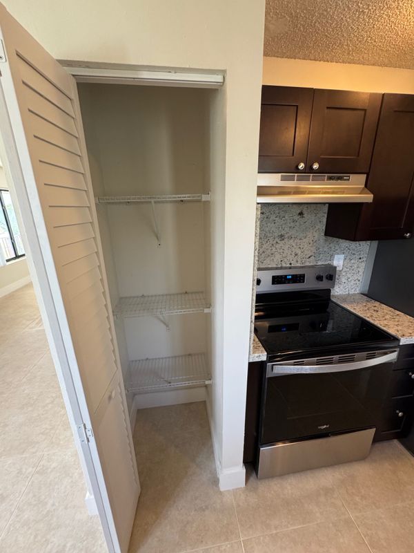 Foto del edificio - 1121 W River Dr