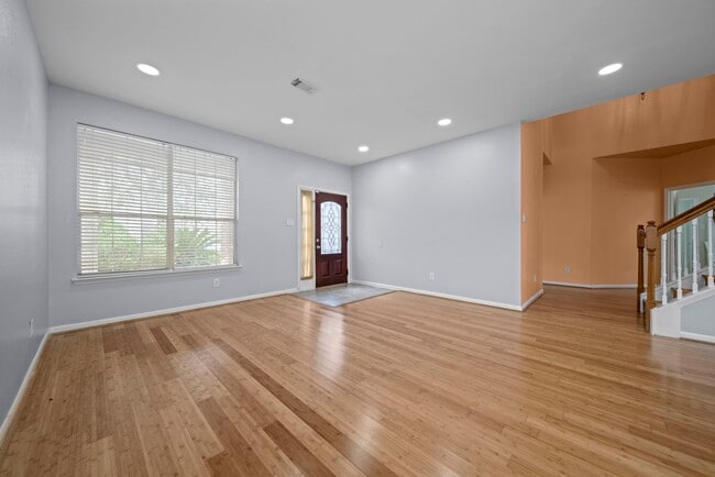 Foto del edificio - 6323 Channelbrook Ln