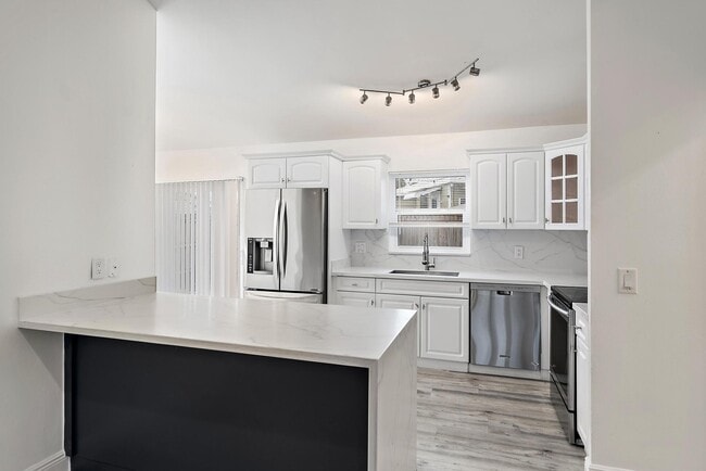 Building Photo - 14576 Sunset Pine Dr