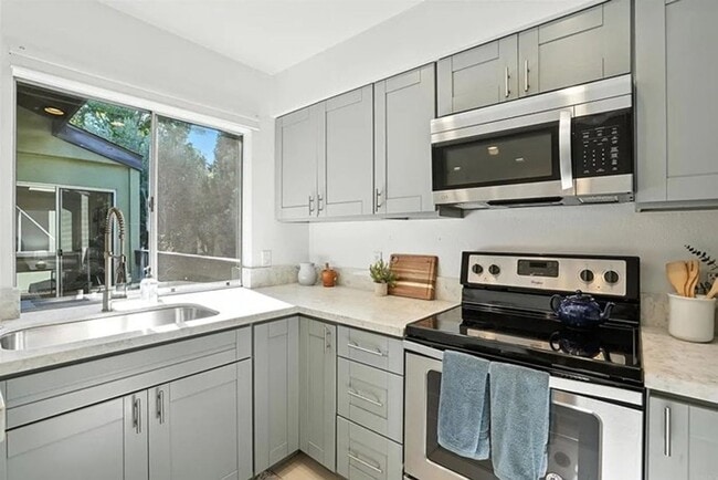 Foto del edificio - Beautifully Remodeled 2-Bedroom Condo in Mission Valley