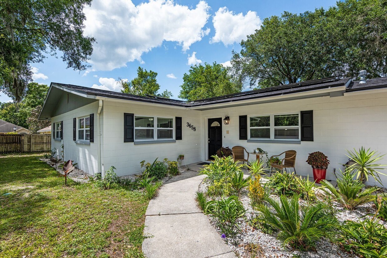 Primary Photo - Beautiful 4/3 home With Attached Mother In...