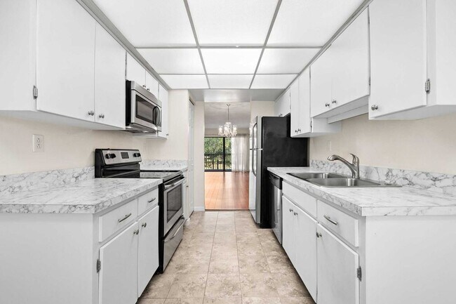 Foto del edificio - 2700 Cove Cay Dr