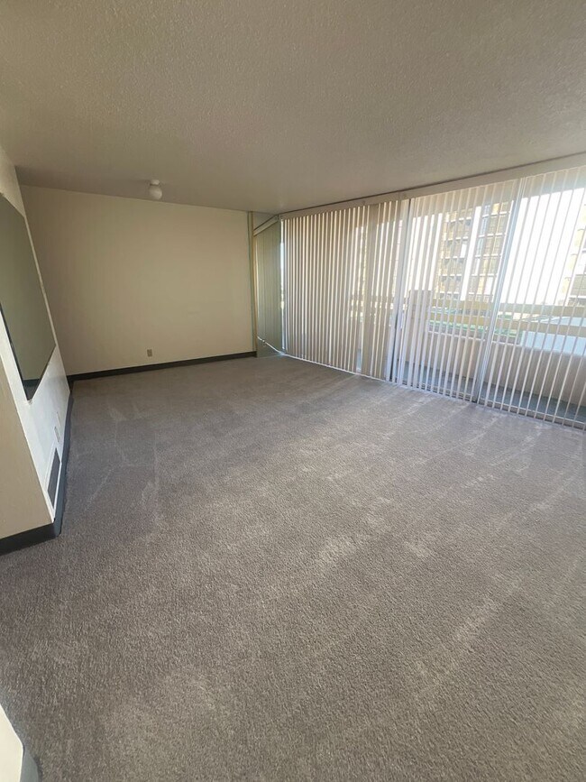 Building Photo - Downtown Reno studio available Arlington Towers