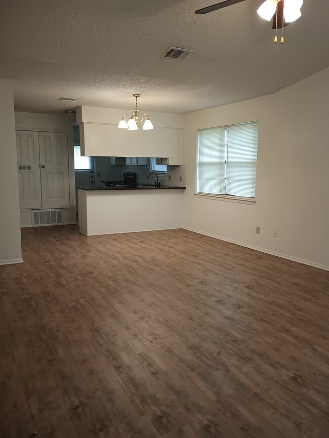 Building Photo - 1405 Chapelwood Dr