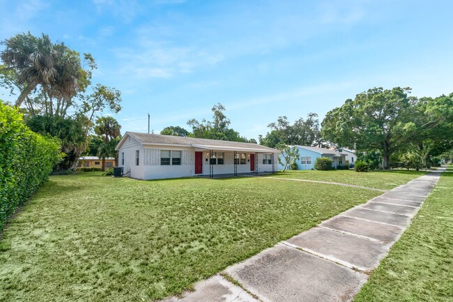 Building Photo - Downtown Vero Location - 2/1 Duplex