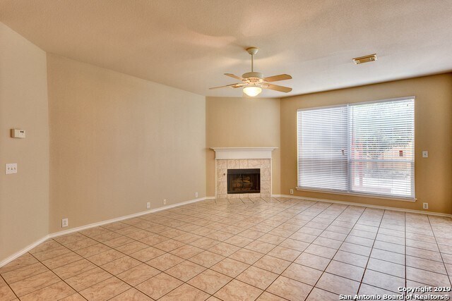 Foto del edificio - 5 Bedroom/3 Bath Village at Encino Park Su...