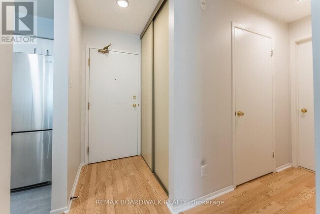 Photo du bâtiment - 318 Lorry Greenberg Dr