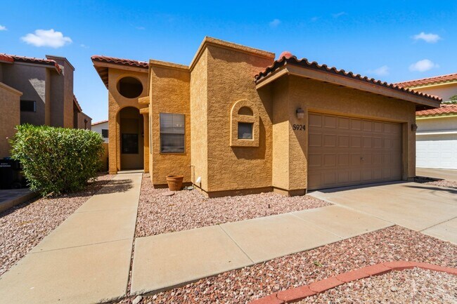 Building Photo - Move-in-ready home available furnished or unfurnished to suit your lifestyle!!