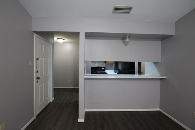 Foto del edificio - 1 Bed 1 Bath, Upstairs Apartment Unit at H...
