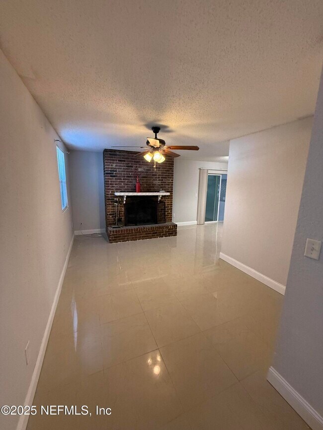 Foto del edificio - 4037 Bunnell Dr