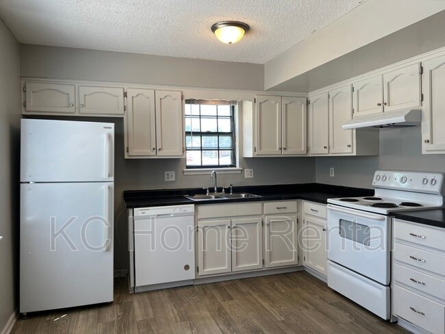 Building Photo - 808 SW Meadowridge Dr