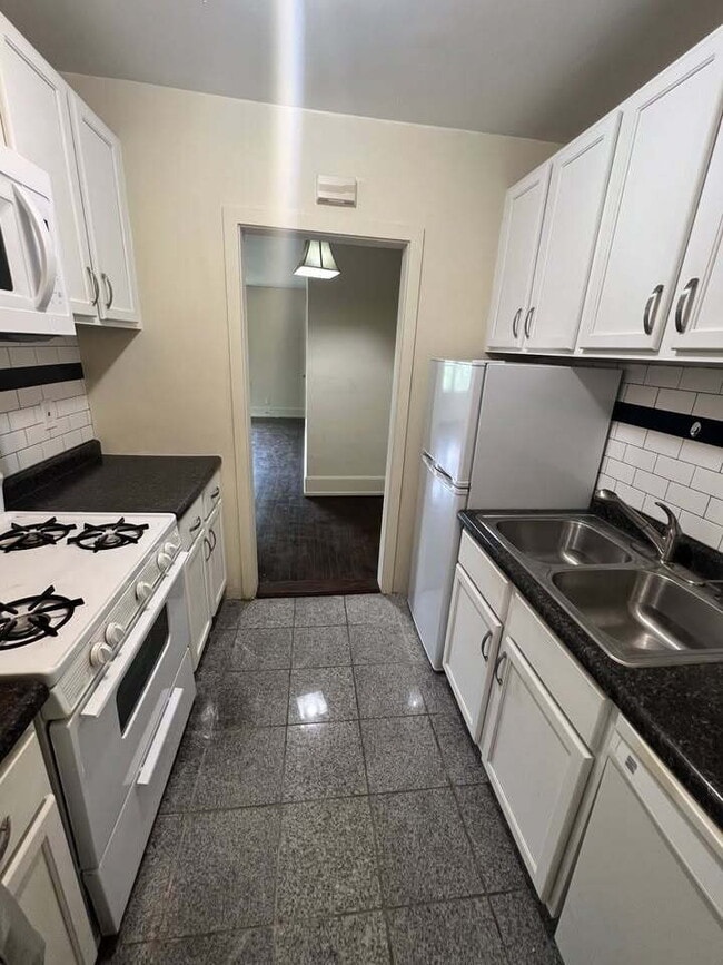 Building Photo - 1 Br / 1 Ba Historical Apartment in a Beau...