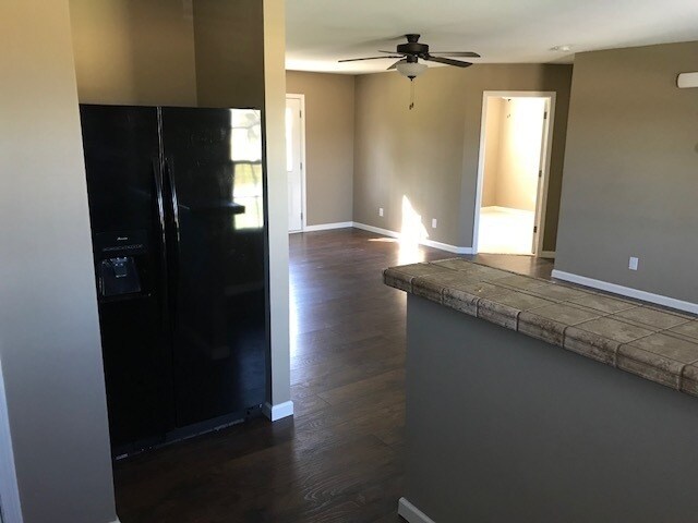 Building Photo - Alcoa, 3 bedroom home with 1-car garage - ...