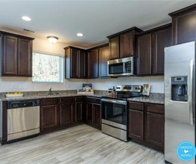 Building Photo - 882 Saratoga Dr