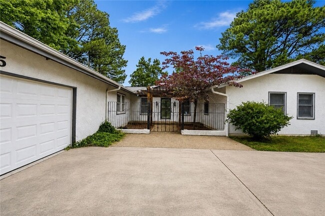 Photo - 315 E Fairway Ln (Fayetteville, AR) House