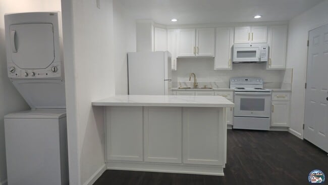 Building Photo - 696 Yucca Dr