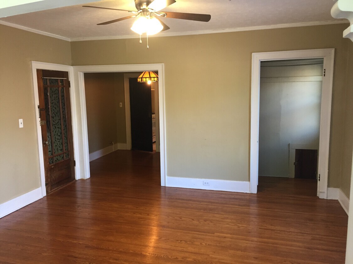 Family Room - 2161 Eastview Ave