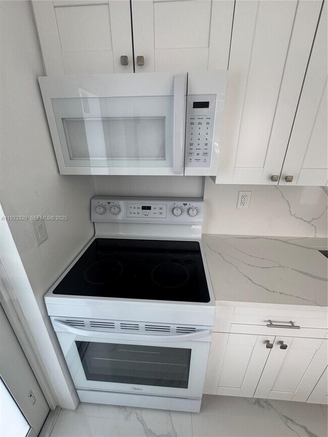 Foto del edificio - 801 NW 109th St