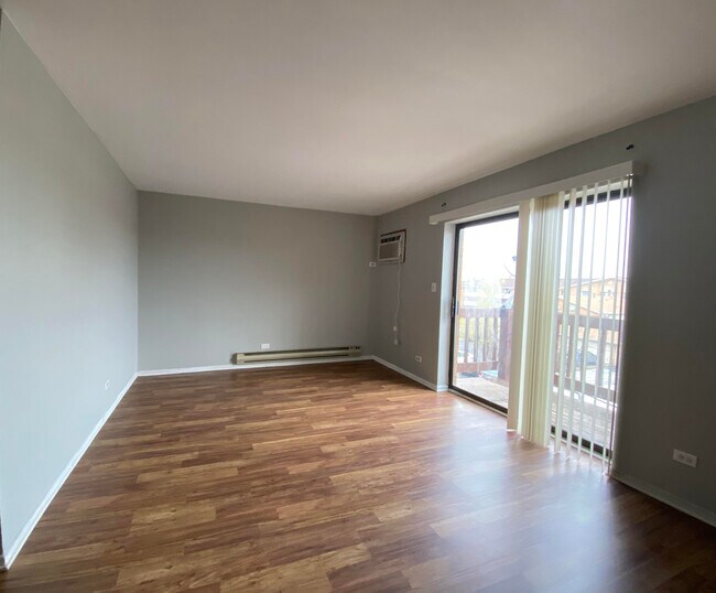 Foto del edificio - 1324 N Geneva Dr